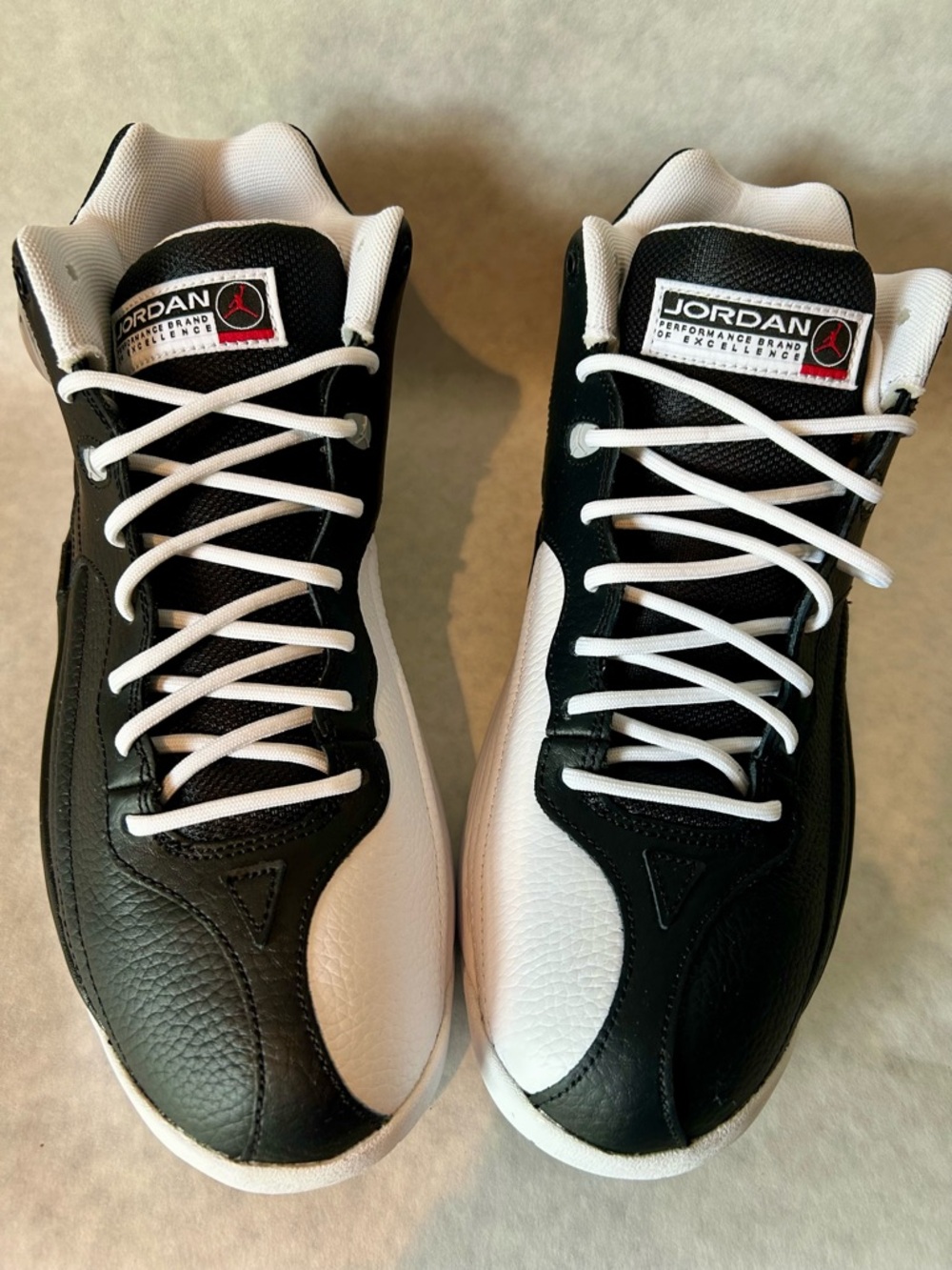 Jordan Jumpman Team 1 - Men’s Size 9.5
Brand New. FV 3928-006